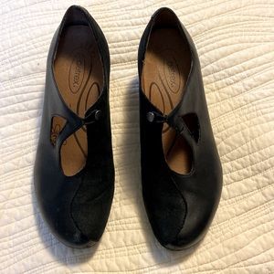 Black Aetrex pumps size 8.5